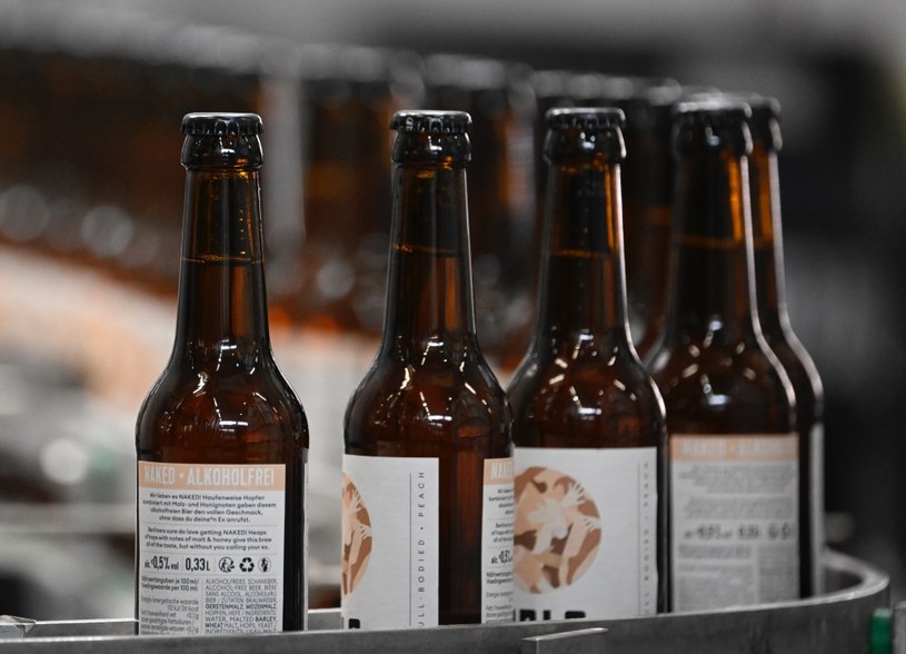 Piwo bez alkoholu cieszy się coraz większą popularnością w Niemczech /AFP