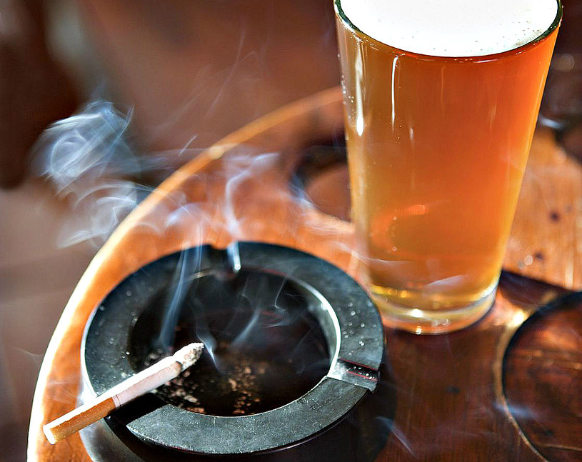 "Piwo lubi dymek" - okazuje się, że to nieprawda /123RF/PICSEL