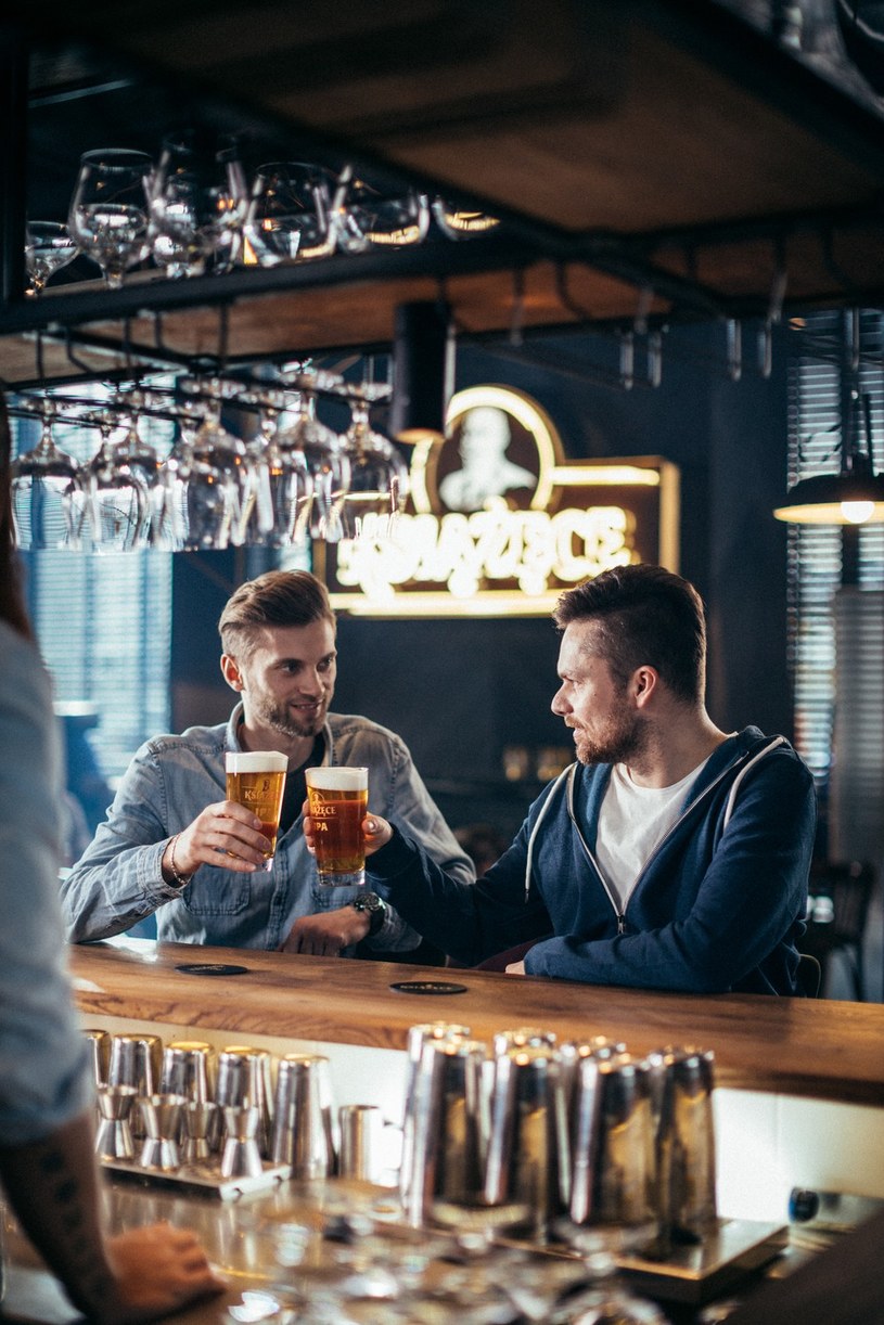 Piwo najlepiej smakuje w barze. /mat. sponsora