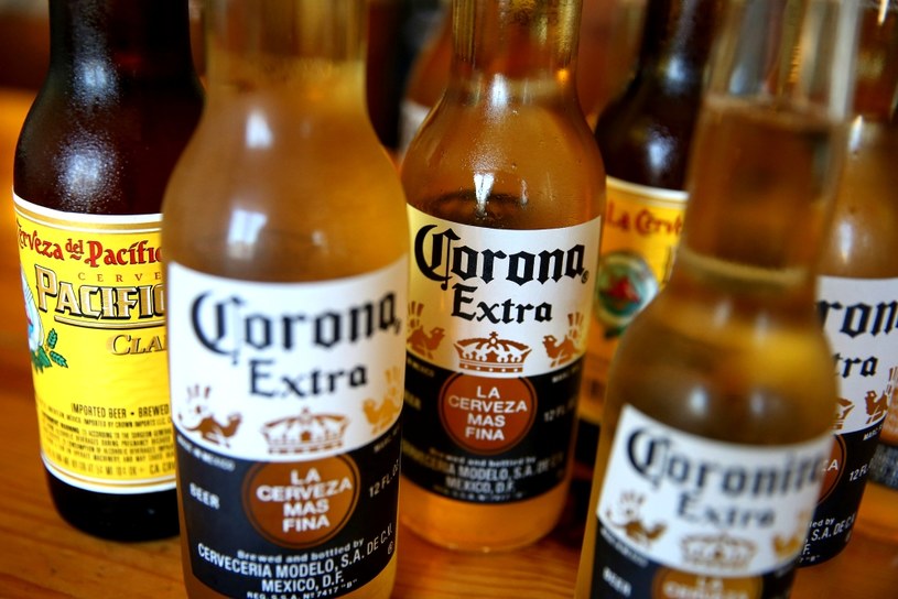 Piwo Pacifico (z lewej) zajęło drugą pozycję w rankingu. Słynna Corona znalazła się w nim znacznie niżej /Getty Images/Flash Press Media