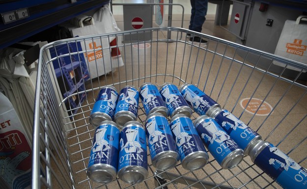 Piwo pojawiło się w fińskich sklepach /MAURI RATILAINEN /PAP/EPA