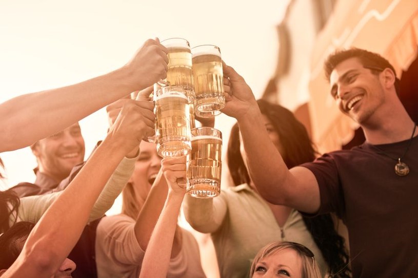 Piwo to nie tylko świetny napój, aby posiedzieć w towarzystwie. Jest to także znakomity lek /123RF/PICSEL