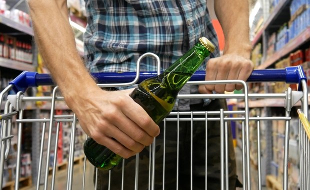 Piwo wycofane ze sprzedaży. GIS: Grozi wybuchem 