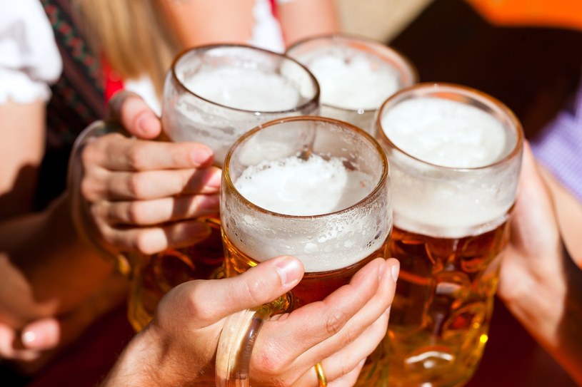 Piwo wzmacnia storczyki od wewnątrz i zapewnia piękny blask ich liściom /123RF/PICSEL