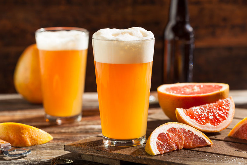 Piwo z dodatkiem owocowych soków, czy raczej  piwo z cukrem, aromatami i barwnikami? Kupując piwa smakowe koniecznie czytaj etykietę /123RF/PICSEL