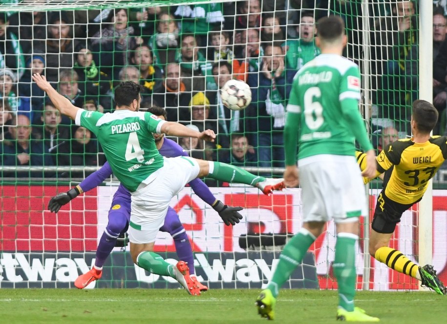 Pizarro wciąż jest w doskonałej formie strzeleckiej /David Hecker    /PAP/EPA