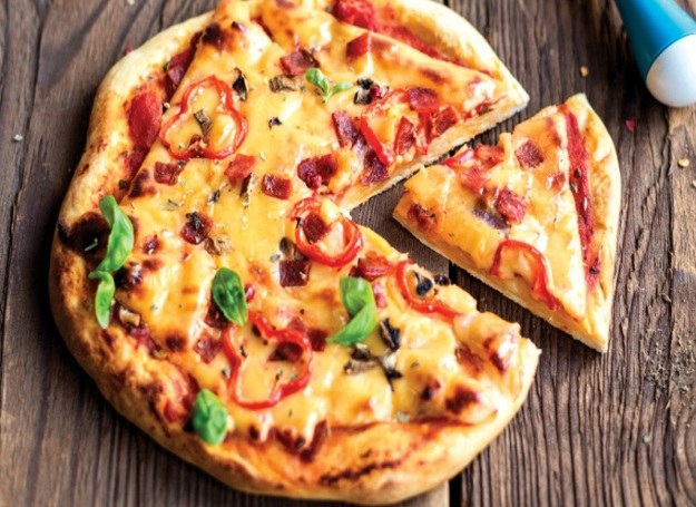 Pizza seromaniaka z salami i chili /123RF/PICSEL