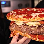 Pizza w burgerze wewnątrz pizzy - nowa definicja "bomby kalorycznej"