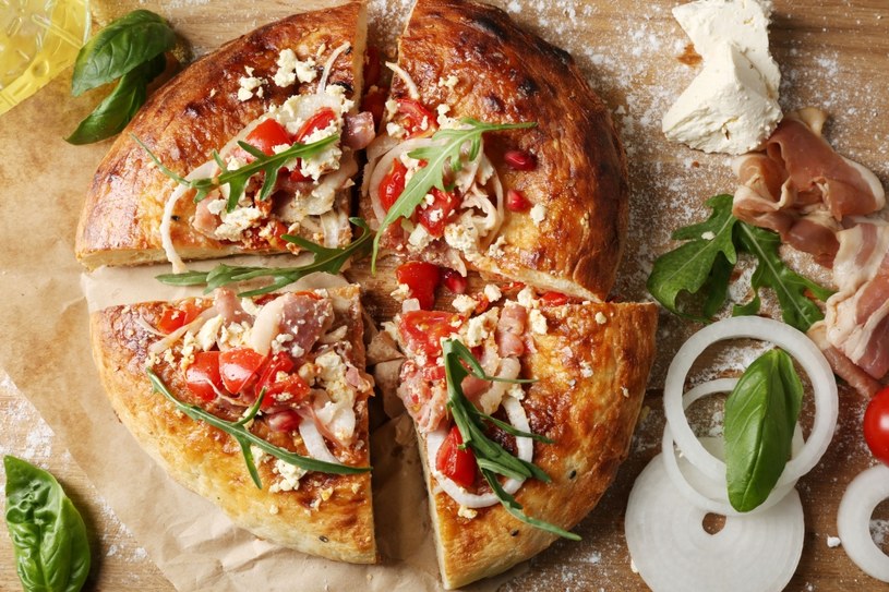 Pizza z bazylią /123RF/PICSEL