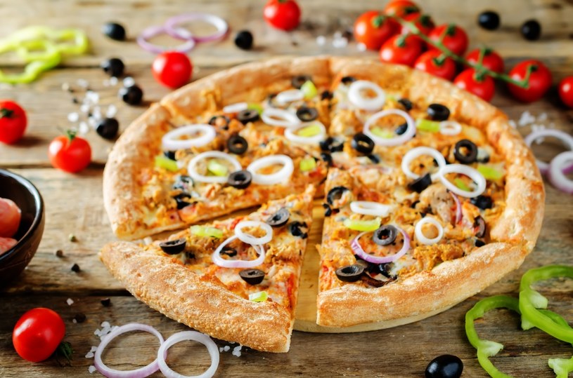 Pizza z cebulą i oliwkami /123RF/PICSEL