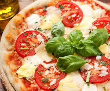 Pizza z patelni. Szybki przepis na smaczny obiad