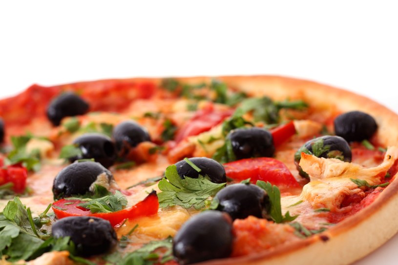 Pizza z pomidorami i oliwkami /123RF/PICSEL
