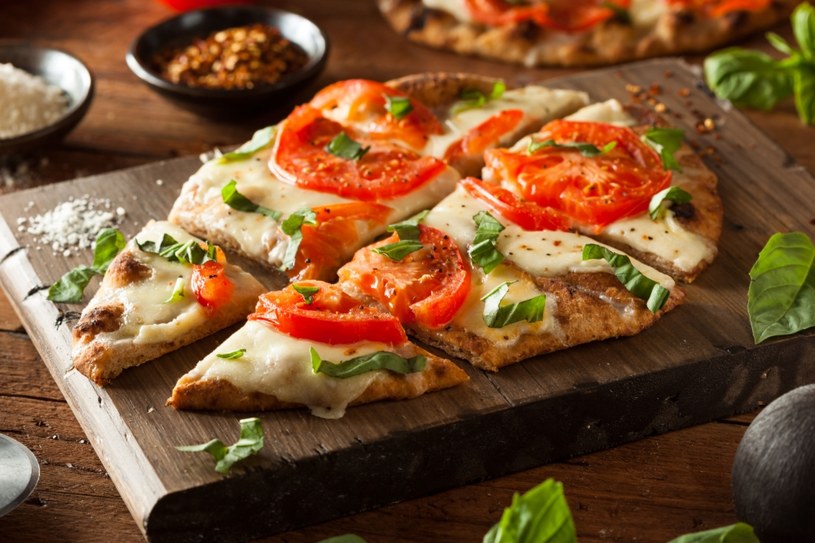 Pizza z pomidorami /123RF/PICSEL