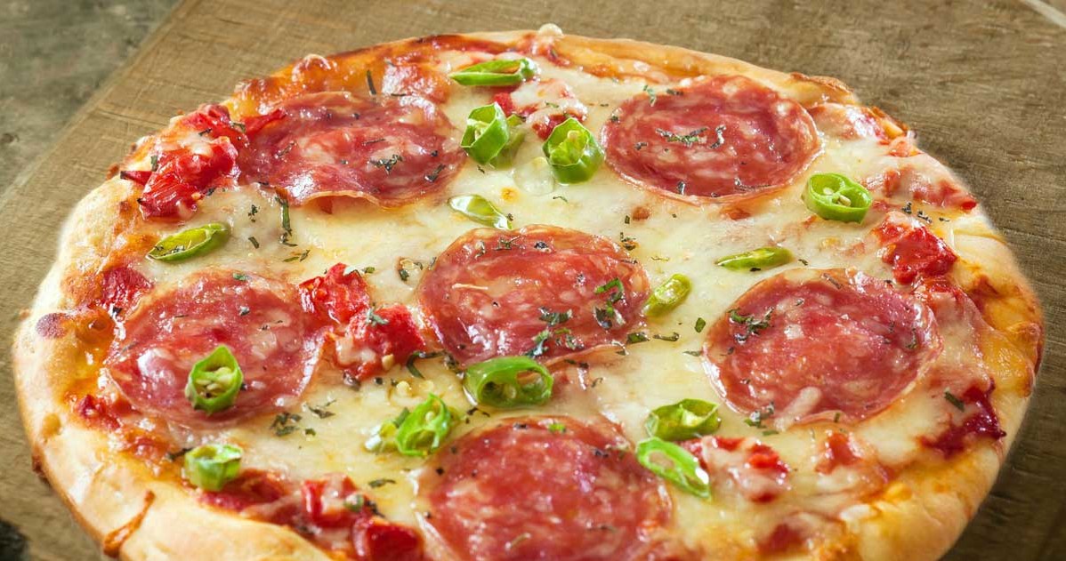 Pizza z salami /123RF/PICSEL