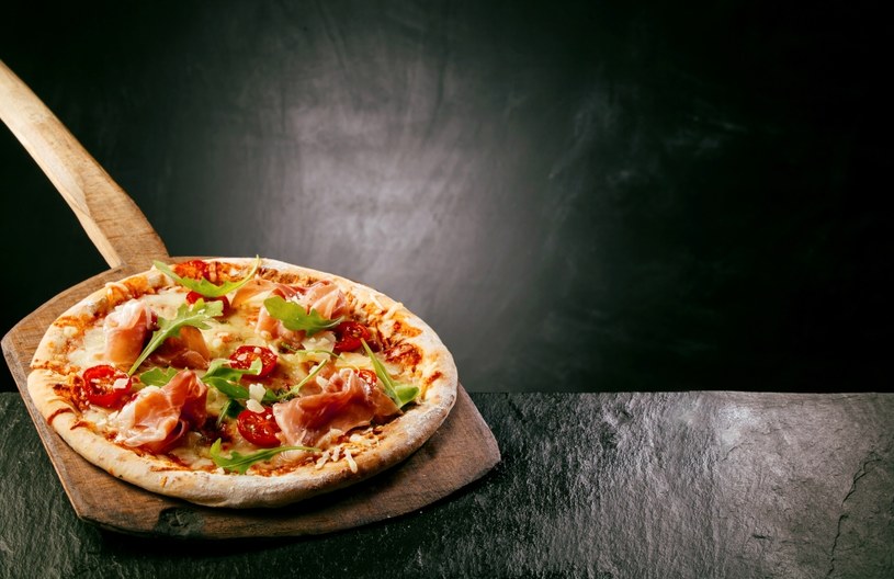 Pizza z szynką i pomidorami /123RF/PICSEL