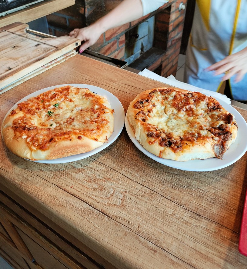 Pizzę możemy kupić w trzech wariantach - z pieczarkami, boczkiem lub z kiełbasą /Karolina Iwaniuk  /Archiwum autora