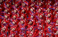 Pjongczang 2018. Cheerleaderki z Korei Północnej nie zwalniają tempa