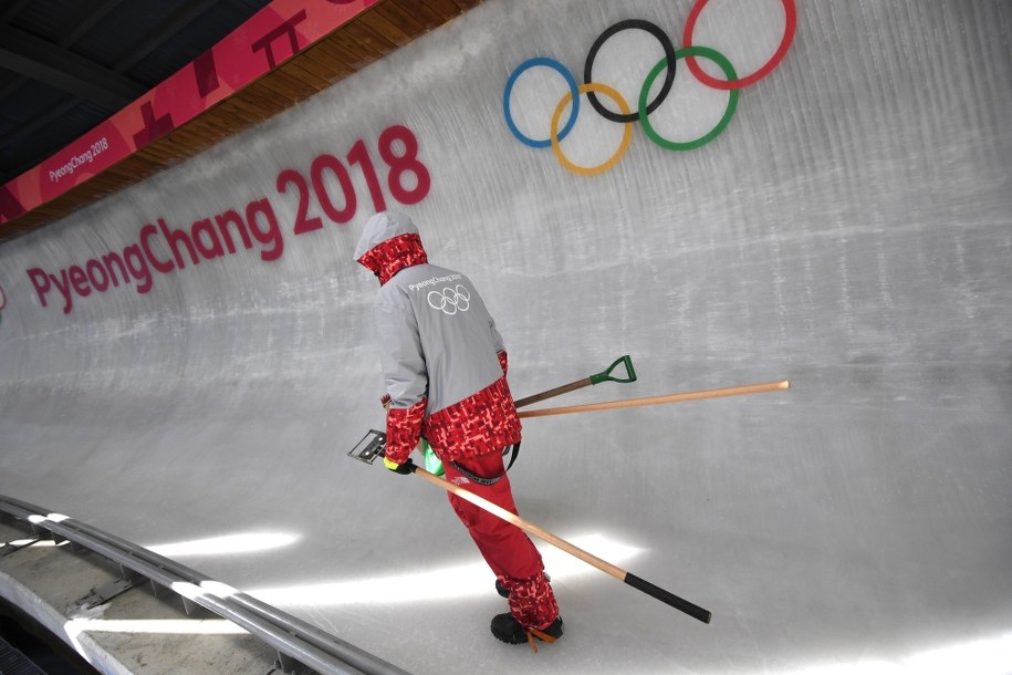 Pjongczang. Epidemia wykluczyła z pracy ponad 1200 agentów ochrony /VASSIL DONEV /PAP/EPA