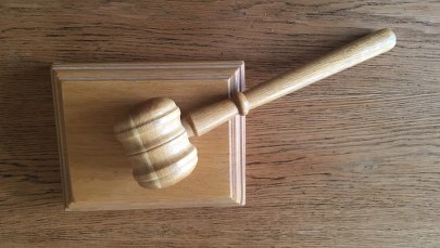 PK: Akt oskarżenia wobec sędziego ws. kradzieży sprzętu elektronicznego