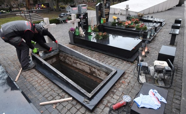 PK: Ekshumacje ofiar katastrofy smoleńskiej nie zakończą się w 2017 roku