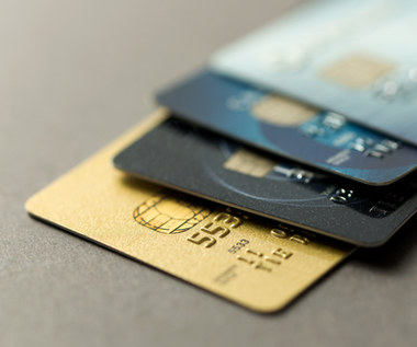 PKO BP wymieni karty płatnicze klientom. "Bankowy gigant robi rewolucję"