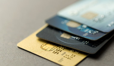PKO BP wymieni karty płatnicze klientom. "Bankowy gigant robi rewolucję"