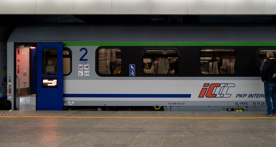 PKP Intercity jest gotowe do błyskawicznego uruchomienia pociągów, które wypełnią wolne sloty po tym, jak czeski przewoźnik zrezygnował z 1080 kursów. /Shutterstock