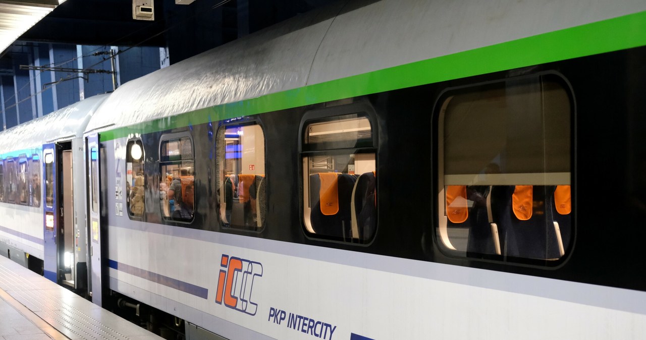 PKP Intercity podpisały umowę z Centrum Unijnych Projektów Transportowych dotyczącą europejskiego wsparcia kwotą 2,1 mld zł zakupu 56 lokomotyw oraz modernizację 248 wagonów /Anita Walczewska/East News /East News