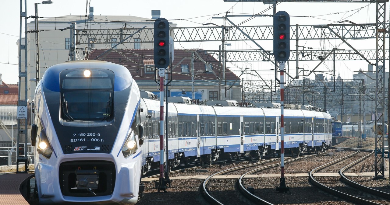 PKP Intercity wydłuża składy na Wszystkich Świętych /Tomasz Kawka /East News