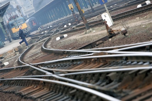 PKP PLK zarządzają polską siecią torów i za opłatą udostępniają je przewoźnikom /AFP