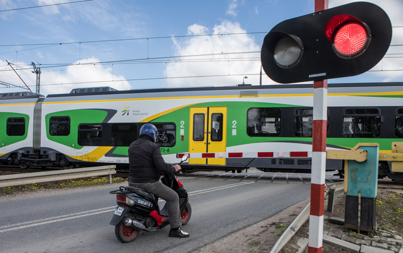PKP systematycznie modernizuje przejazdy kolejowe /Tomasz Jastrzębowski /Reporter