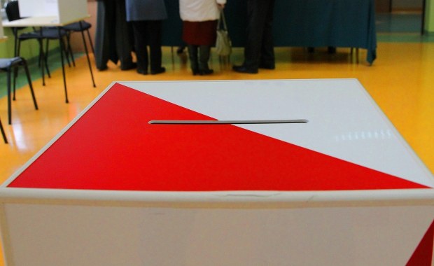 PKW ma problem: Brakuje 1500 urzędników wyborczych. Samorządy dostały prośbę o pomoc