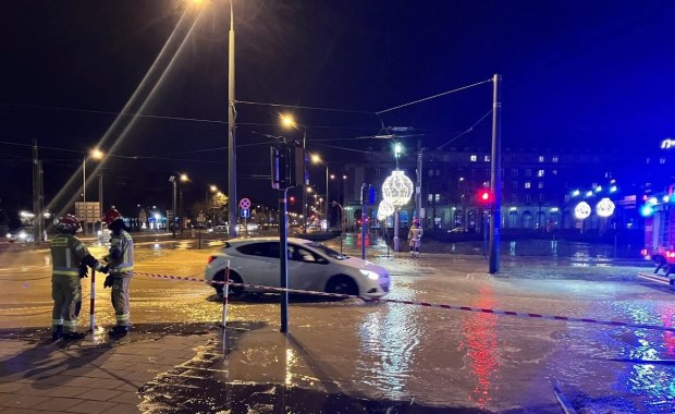 Plac Centralny w Nowej Hucie pod wodą. Utrudnienia w ruchu