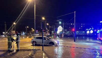 Plac Centralny w Nowej Hucie pod wodą. Utrudnienia w ruchu