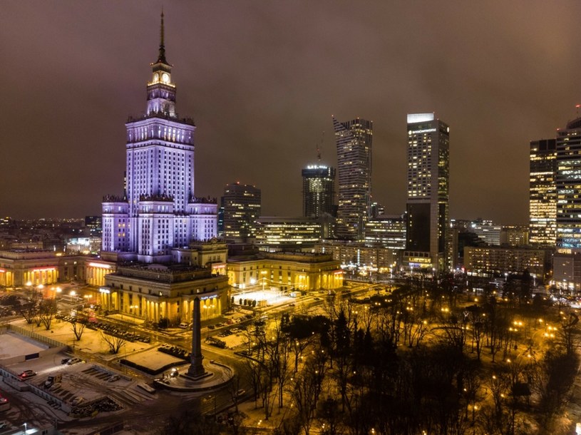 Plac Defilad w Warszawie to jedno z miejsc w Polsce, gdzie nocą jest najjaśniej /LUKASZ SZCZEPANSKI/REPORTER /Reporter
