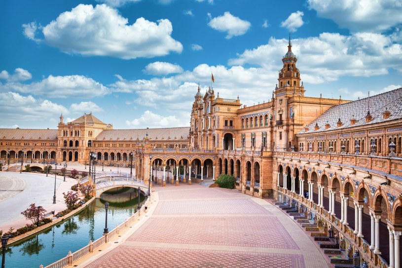 Plac Hiszpański w Sevilli to jedno z miejsc, które posłużyło jako plan filmowy /123RF/PICSEL