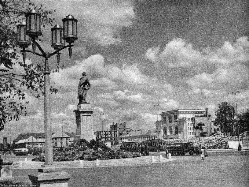 Plac i pomnik Feliksa Dzierżynskiego w Warszawie, 1951 rok /East News