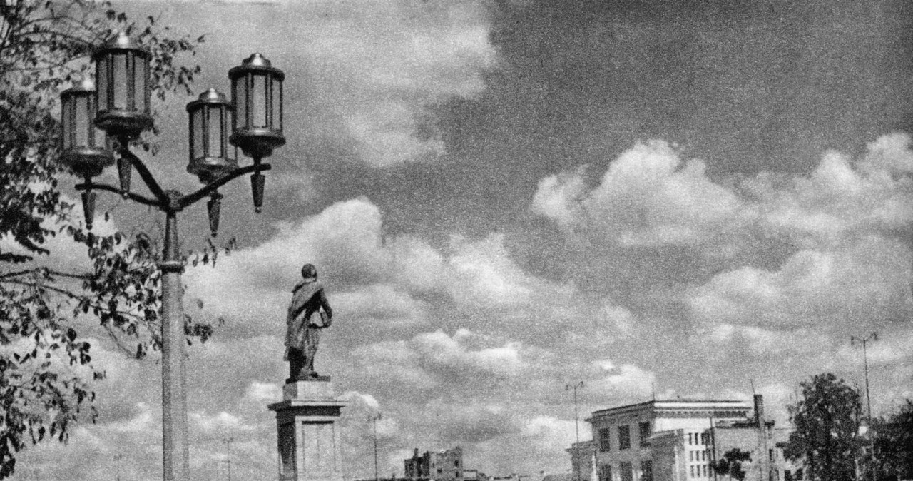 Plac i pomnik Feliksa Dzierżynskiego w Warszawie, 1951 rok /East News