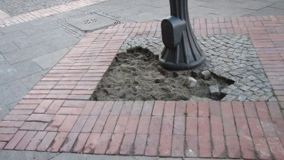 Plac Konstytucji dzień po zamieszkach