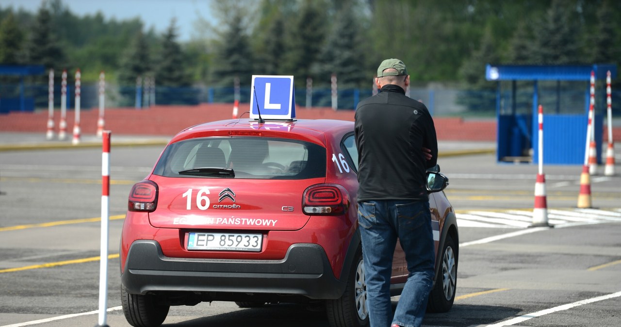 Plac manewrowy podczas egzaminu na prawo jazdy nie ma obecnie sensu /Adam Staskiewicz/ /East News