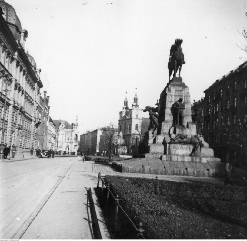 Plac Matejki w Krakowie. Pomnik Grunwaldzki, w tle kościół św. Floriana /Z archiwum Narodowego Archiwum Cyfrowego
