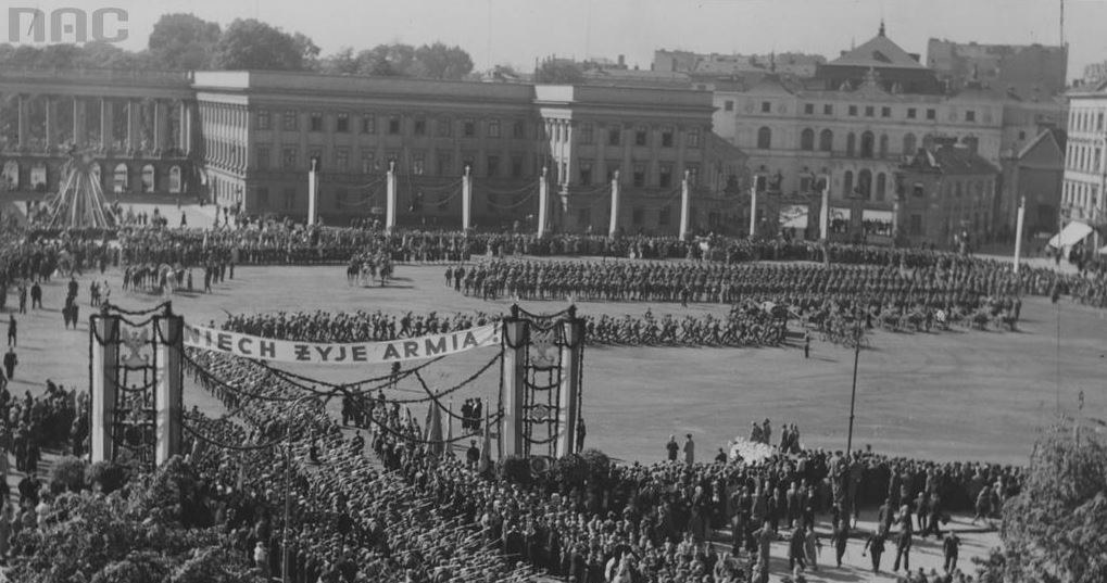 Plac Saski, wrzesień 1939 r. Powrót wojska z ćwiczeń na poligonie /Z archiwum Narodowego Archiwum Cyfrowego /