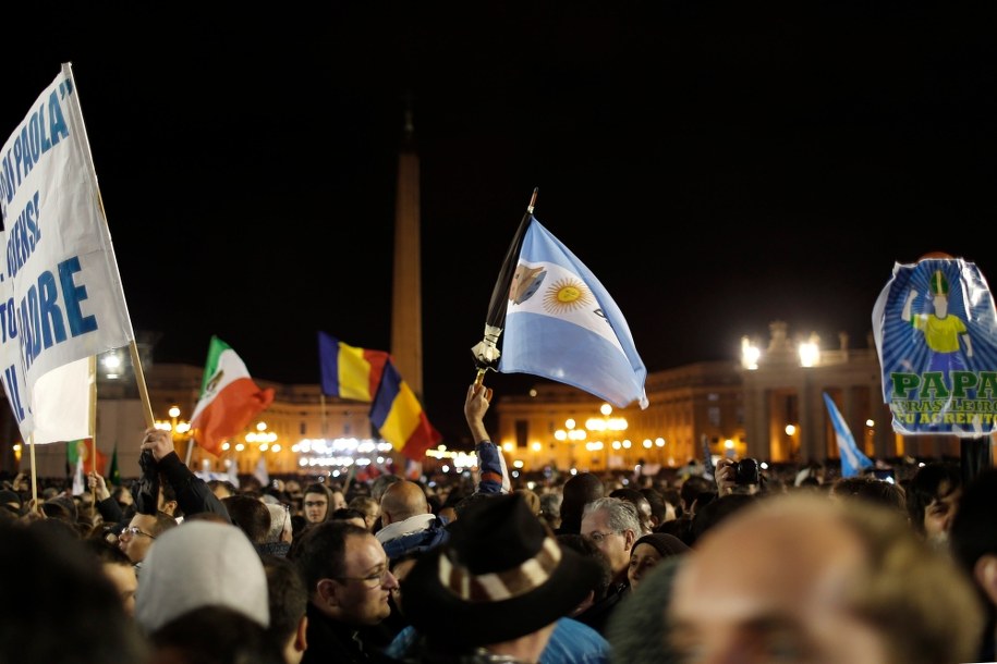 Plac Św. Piotra powitał nowego papieża /VALDRIN XHEMAJ    /PAP/EPA