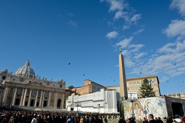 Plac św. Piotra przed bazyliką św. Piotra na Watykanie /AFP