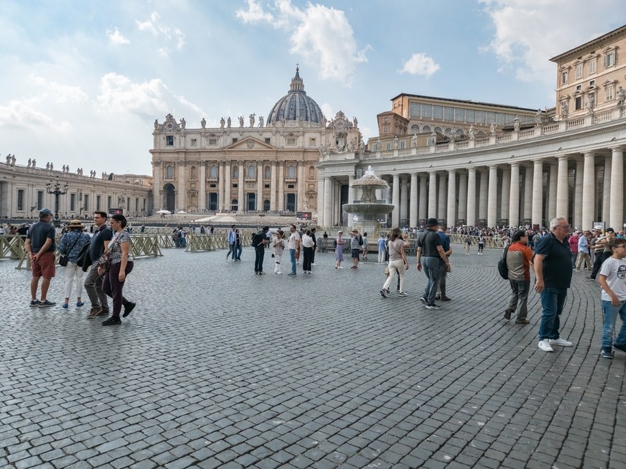 Plac św. Piotra w Watykanie /Shutterstock