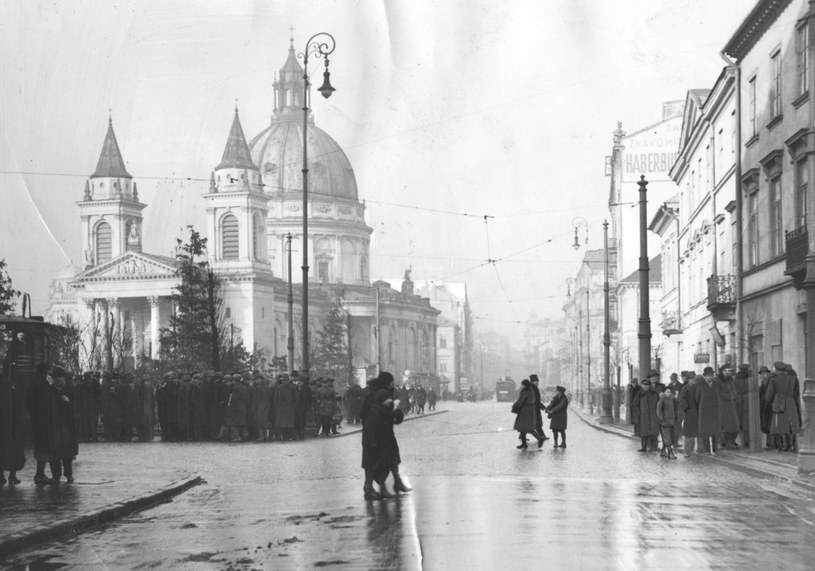 Plac Trzech Krzyży w Warszawie. W tle kościół św. Aleksandra /Z archiwum Narodowego Archiwum Cyfrowego