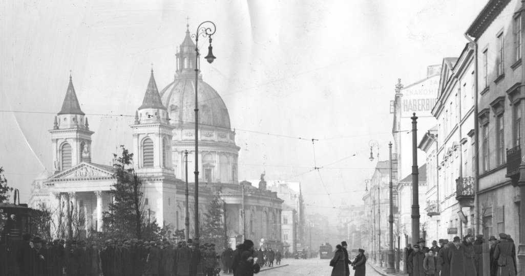 Plac Trzech Krzyży w Warszawie. W tle kościół św. Aleksandra /Z archiwum Narodowego Archiwum Cyfrowego
