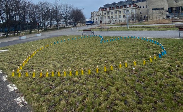 Plac Wolnej Ukrainy w Gdyni. Ze zniczy ułożono żółto-niebieskie serce