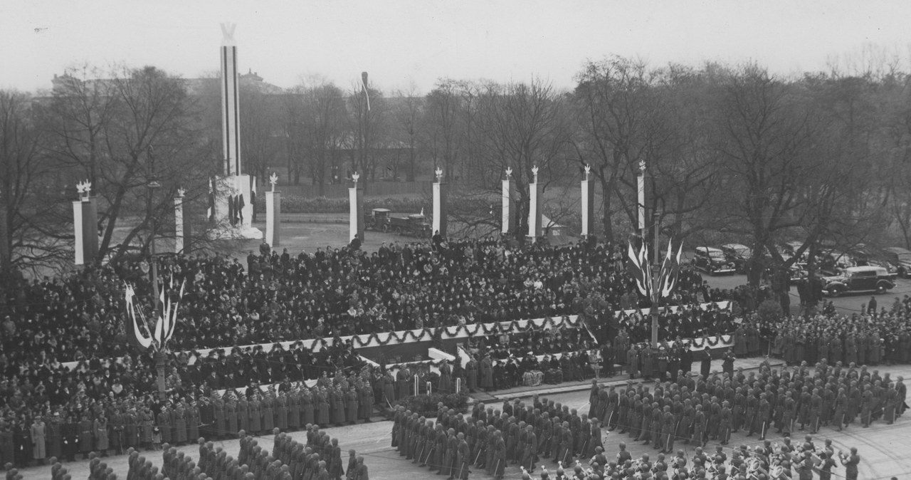 Plac Wolności podczas rewii wojskowej /Ze zbiorów Narodowego Archiwum Cyfrowego