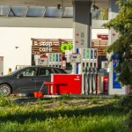 Płacą dużo mniej za paliwo na stacjach. "Niespotykana w przeszłości sytuacja"